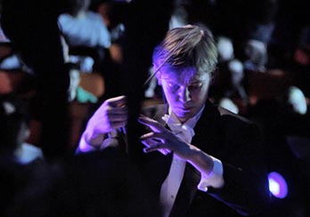 Frederik Magle conducting a symphony orchestra