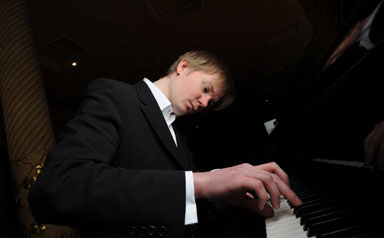 Pianist Frederik Magle, playing piano
