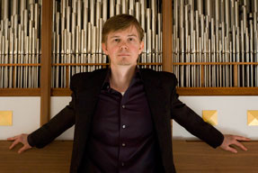 Frederik Magle foran orglet i Jørlunde Kirke 1